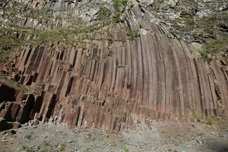 <p>Cam terasa bin 200 metre uzaklıkta bulunan ve turizm noktası olarak ilan edilen Bazalt Kayalar da son yıllarda ziyaretçi akınına uğruyor. Bölgede Bazalt Kayalar'ın oluşumuyla alakalı bilimsel veri bulunmasa da sütunların, volkanik patlama sonucu lavların soğumasıyla oluştuğu biliniyor. Kayaların özellikle görseli insanların ilgisini çekerken, bir çok yerli ve yabancı turist bölge ziyaret ederek fotoğraf çektirmeyi ihmal etmiyor.</p>
