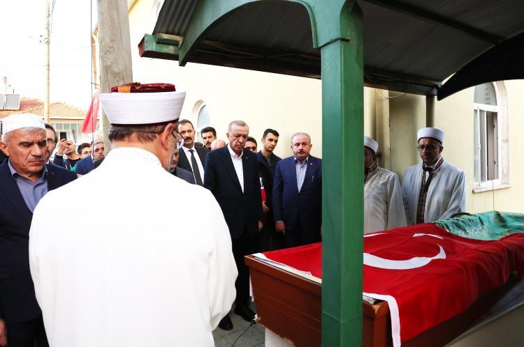 <p>Bartın’ın Amasra ilçesinde Türkiye Taşkömürü Kurumu’na ait maden ocağında dün meydana gelen kazada hayatını kaybeden 23 yaşındaki maden işçisi Rahman Özçelik için Makaracılar köyünde cenaze töreni düzenlendi. Cenaze törenine Cumhurbaşkanı Erdoğan, TBMM Başkanı Prof. Dr. Mustafa Şentop, bakanlar ve Jandarma Genel Komutanı Orgeneral Arif Çetin de katıldı.</p>