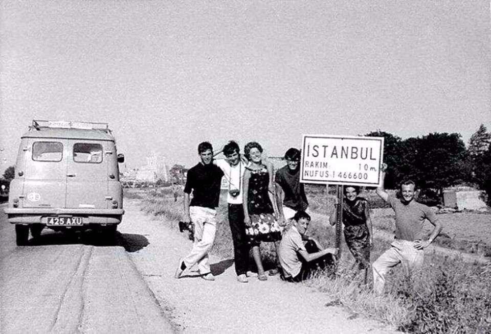 <p><strong>1960 - İstanbul</strong></p>

<p>İstanbul'un girişinden bir görüntü. O dönem tabeladan da anlaşılacağı üzere nüfus yaklaşık 1.5 milyonmuş. </p>
