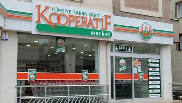 <p>Cumhurbaşkanı Erdoğan'ın talimatıyla sayıları hızla artan ve şuan bin 300 satış noktasında hizmet veren Tarım Kredi Kooperatifi Marketleri, daha çok tüketiciye ulaşmak için bakkal projesi geliştirdi </p>
