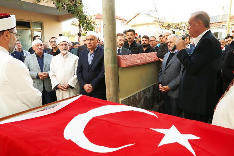 <p>Namazın ardından bir konuşma yapan Cumhurbaşkanı Erdoğan, “Şu anda musallada bulunan Rahman kardeşimizi Hakka uğurluyoruz. Rabbimize hamdolsun ki kendileri inşallah şehadet makamına ulaşmak suretiyle Rabbimizin sevgili habibine komşu oluyorlar” dedi. Kazada hayatlarını kaybedenlerin cenazelerine kısa sürede ulaşıldığını anlatan Erdoğan, "Dün akşamdan bu yana 24 saati bulmadan neticeye varmış olmamız bizleri bu noktada rahatlattı. Çünkü Soma’da biliyorsunuz çok uzun sürdü. Ama burada 24 saati bile bulmadan 41 şehidimize hamdolsun ulaştık. Tabii yaralılarımız var, onların takipçisiyiz. Bütün kardeşlerimizin aileleri bizlere mirastır ve bu miraslara bizler devlet olarak sahip çıkacağız" diye konuştu.</p>
