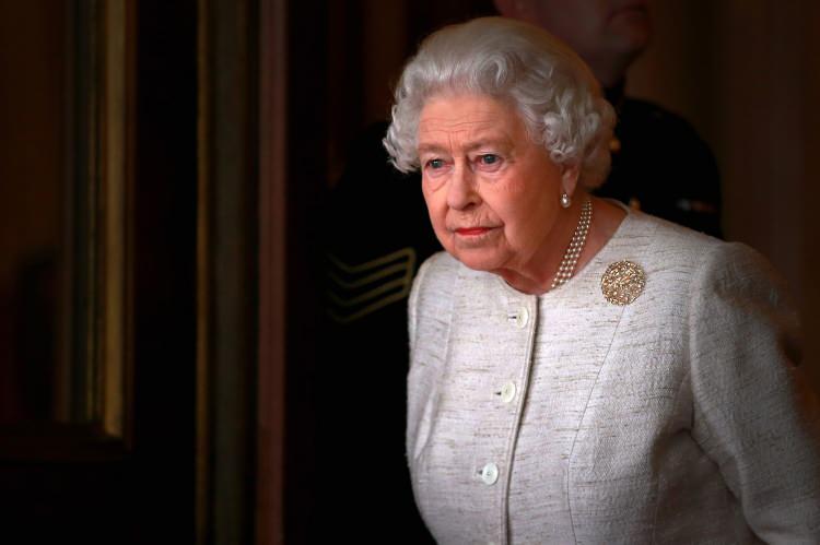 <p><span style="color:#000000"><strong>İngiltere Kraliçesi II. Elizabeth, 2022 eylül ayında 96 yaşında yaşama gözlerini yumdu. İngiltere, Kraliçe'nin 70 yıllık hükümdarlığına veda ederken 73 yaşındaki oğlu Kral III. Charles ise geçtiğimiz mayıs ayında tahtın yeni sahibi haline geldi. </strong></span></p>
