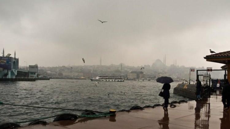 <p>Yurt geneli yarından itibaren yağışlı havanın etkisi altına giriyor. Meteoroloji Genel Müdürlüğü (MGM) tarafından yapılan haftalık tahmine göre; sıcaklıklar mevsim normallerinin altına inecek.</p>
