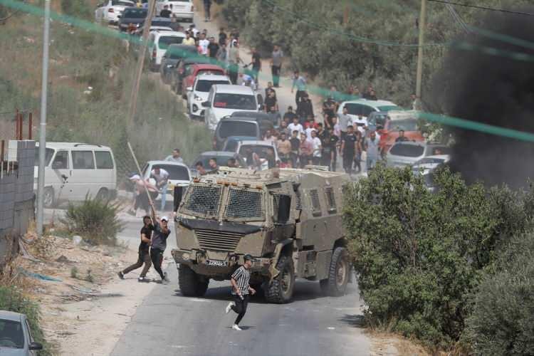 <p>Açıklamada, COGAT'ın geçen yıl boyunca "İsraillilere ve İsrail ordusuna saldırı düzenleyen" Filistinlilerin ailelerinden 2 bin 500'den fazla kişinin İsrail'e giriş izninin iptal edildiği aktarıldı.</p>
