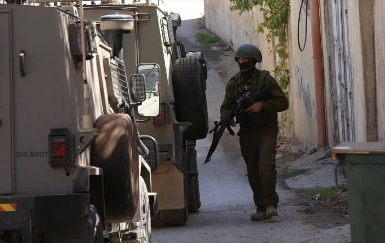 <p>Batı Şeria'nın kuzeyindeki "Shavei Shomron" yasa dışı Yahudi yerleşim birimi yakınlarında, 11 Ekim'de gerçekleşen silahlı saldırıda bir İsrail askeri ölmüş, kendilerini "Aslanların İni" diye adlandıran Filistinli bir grup, yaptığı açıklamayla saldırıyı üstlenmişti.</p>
