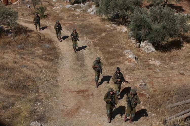 <p>İsrail yönetimi, ekonomik koşulların daha iyi olduğu İsrail'e giriş ve burada çalışma izinlerini, işgal altındaki Batı Şeria ve abluka altındaki Gazze Şeridi'ndeki Filistinlilere karşı "yaptırım aracı" olarak kullanıyor.</p>
