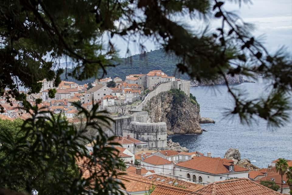 <p>Dizinin tutkunları Dubrovnik'e gelmeye devam ediyor.</p>

<p> </p>
