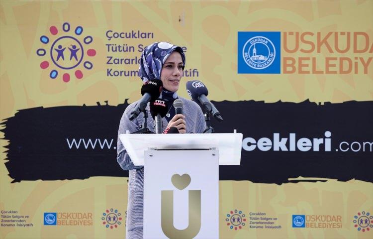 <p>"Tütün endüstrisi küresel anlamda çok büyük bir suç örgütüdür. Endüstrinin taktiklerinden birisi de bilimsel bilgileri çarpıtmak ve çok sayıda yanlış bilgi üretip insanların aklını karıştırmaktır. Özellikle bir sigara bırakma aracı veya daha az zararlı gibi yanlış bilgilerle pazarlamaya çalıştıkları elektronik sigaralar tütün endüstrisinin yeni oyunlarından birisidir. Hem batıda hem de Asya'da yeni bir epidemiye dönüşmüş olan elektronik sigaraların ülkemizde satışının yasaklanması gençliğimizi korumak adına büyük bir adımdır. Konu bir yasal düzenleme meselesi değil, bir özgürlük meselesidir. Gençlerimizin sağlıklı yaşam ve dumansız hava hakkını sonuna kadar koruması ve bu özgürlüğünü savunması muradımızdır."</p>