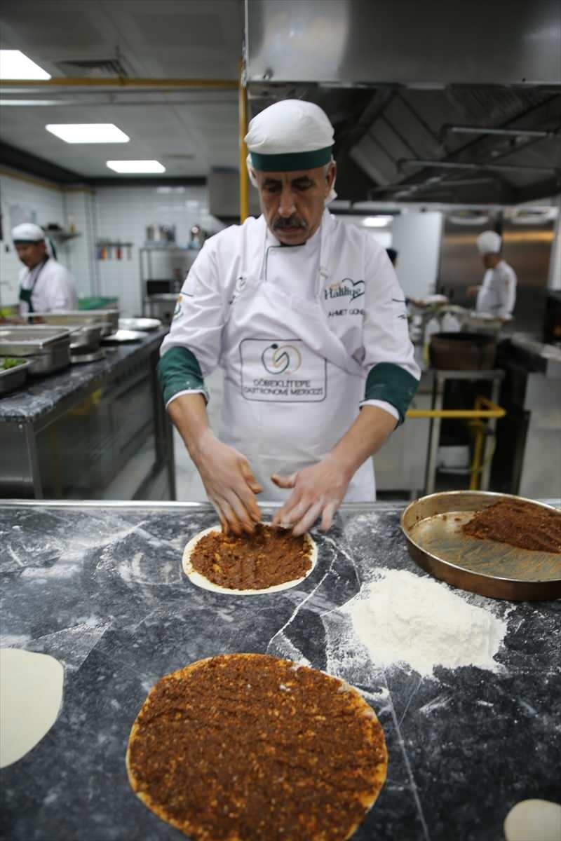 <p>Şanlıurfa yemeklerinin birçoğunun tescilli olduğunu ve bunlardan birinin de lahmacun olduğunu dile getiren Canpolat, "Lahmacunun en önemli özelliği, içerisine giren isot, domates salçası, tarlalarımızdan üretilen ürünlerden oluşması. Aynı zamanda çok çok önemli olan et de kendi hayvanlarımızdan. Dolayısıyla Urfa lahmacunu bir başkadır, tescillidir." dedi.</p>

<p>Canpolat, kente gelen yabancı turistlerin lahmacunu "Turkish pizza" olarak adlandırdıklarını ve tadına bakmadan şehirden ayrılmadıklarını anlatarak, "Lahmacunumuz tüm Türkiye'de olduğu gibi tüm dünyada nam salmaya devam ediyor. Tüm Türkiye tarafından lahmacun diye hitap edilse de biz Urfa'da yerli ağızla 'kıymalı' diyoruz." ifadelerini kullandı.</p>

<p> </p>
