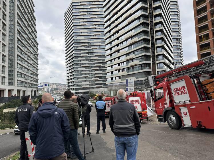 <p>Kadıköy Fikirtepe’de alevlere teslim olan 24 katlı rezidansta yeniden yangın çıktı. İtfaiye ekipleri yangını kısa sürede kontrol altına aldı.</p>
