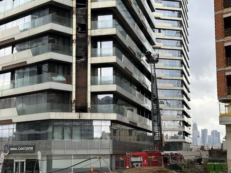 <p>Yangın, Fikirtepe Mahallesi Rüzgar Sokak’ta bulunan 24 katlı bir rezidansta saat 10.00 sıralarında meydana geldi. Dün akşam saatlerinde alevlere teslim olan rezidansım dördüncü katından gelen dumanları fark eden vatandaşlar itfaiye ekiplerine haber verdi. </p>

<p> </p>
