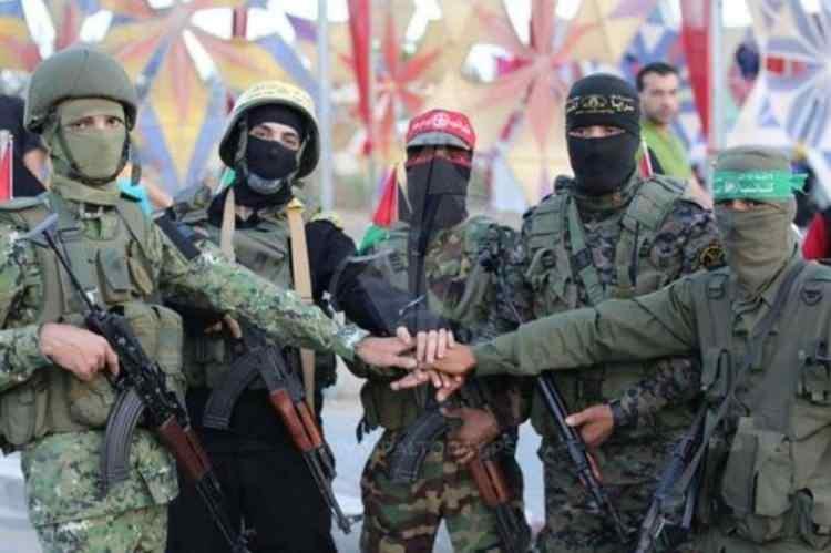 <div>BİLDİRİDE NELER VAR</div>

<div> </div>

<div>Bildirinin giriş bölümünde özellikle Filistin davasının Arap-İslam dünyası ile uluslararası düzlemde önem kaybetmesine neden olan faktörlere işaret edildiğini belirten Osman, şunları söyledi:</div>

<div> </div>

<div>“Sıralanan 9 maddede de iki temel unsur ortaya çıkıyor. Birincisi Filistin ulusal birliğinin, Filistin davasını tasfiye ve önemsizleştirme sürecinden çıkaracak ve Filistin ulusal kurtuluş projesini sürdürecek tek ve gerçek yoldur. İkincisi ise Filistin ulusal siyasetinin ortaklığına ilişkindir ki böylece Filistin halkının tüm kesimlerini temsil eden grupların Filistin özgürlük projesinin söz sahibi olmasını sağlamaktır.”</div>
