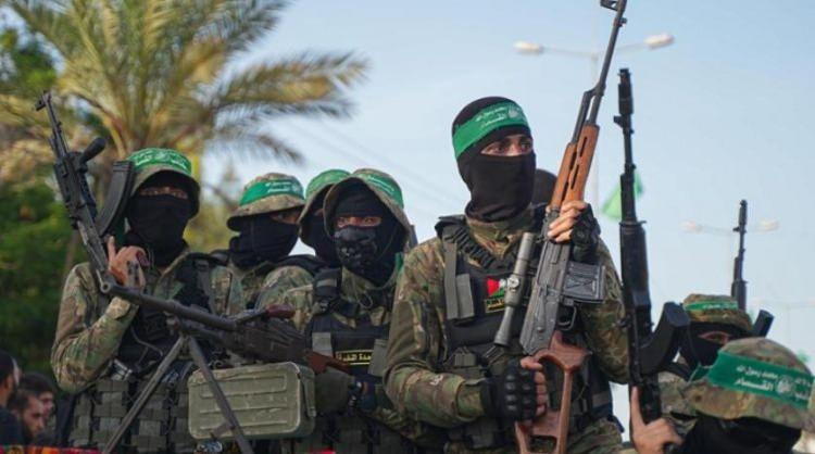 <p>Hamas’ın Cezayir Temsilcisi Osman, AA muhabirine, Cezayir Bildirisi’nin içeriğini, uygulanma mekanizmasını ve bu bildirinin uygulanması noktasındaki garantilere dair değerlendirmelerde bulundu.</p>

<p>Osman, Cezayir’in Filistin davasına özel bir ilgi gösterdiğini ifade ederek, “Cezayir, bağımsızlığına kavuştuğu 1962’den bu yana kendini Filistin davasına ve bu davanın ilkelerine adamış bir ülkedir. İşte perşembe günü gerçekleştirilen de bu adanmışlığa dair şahitlerden bir şahittir.” dedi.</p>
