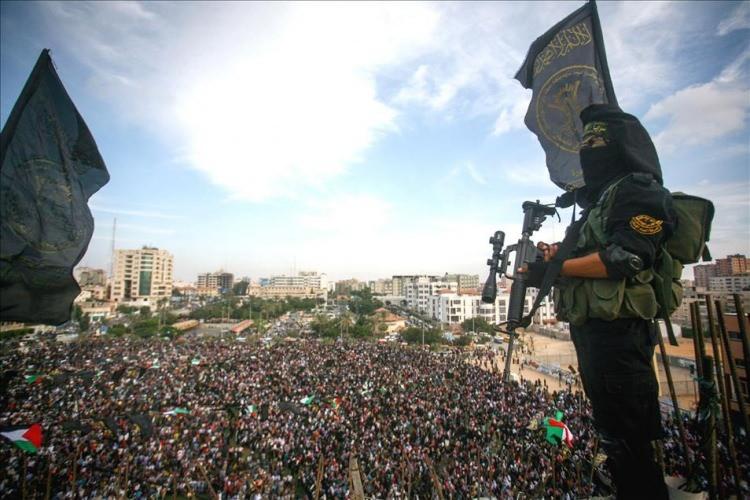 <div>- BİLDİRİNİN UYGULANMA GARANTİSİ</div>
<div> </div>
<div>Osman, bu bildirinin uygulanmasının, Hamas ve Fetih başta olmak üzere yakın zamanda Filistinli gruplar arasında varılan Kahire, Suudi Arabistan ve Doha anlaşmalarından farklı olacağını ve bunu uygulamanın çeşitli seviyelerde garantilerinin olduğunu söyledi.</div>
<div> </div>
<div>Kudüs, Gazze Şeridi ve Batı Şeria başta olmak üzere Filistin sahasında yaşanan olayların Filistinli tarafları ulusal birliği sağlamaya zorladığına vurgu yapan Osman, “Bu bildirinin uygulanmasında 3 ana unsur ortaya çıkıyor. Birincisi Filistin yönetiminin siyasi tavizler vermesi olacak. İkincisi Filistin sahasında yaşanan gerçekliklerin dayatması, üçüncüsü de bu bildirinin imzalanmasını sağlayan hami ülke Cezayir’in desteklemesi olacaktır.” değerlendirmesinde bulundu.</div>