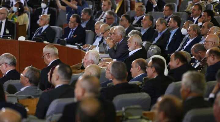 <p>Cezayir'in batısındaki Kongre Sarayı'nda düzenlenen törene 14 Filistinli grubun temsilcisi ile Cezayir Cumhurbaşkanı Abdulmecid Tebbun katıldı. Cezayir resmi televizyonu, Tebbun’un Filistinli grup liderleriyle bir araya gelişini naklen yayınladı.</p>
