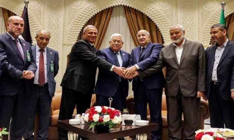 <p>Cezayir Cumhurbaşkanı Abdülmecid Tebbun da bu bağlamda temmuz ayında Filistin Devlet Başkanı Mahmud Abbas ile Hamas Siyasi Büro Başkanı İsmail Heniyye'yi bir araya getirmişti.</p>

<p>Filistin'deki siyasi bölünmenin sona erdirilmesi için Hamas ve Fetih başta olmak üzere 14 Filistinli grubun temsilcisinin katılımıyla düzenlenen Filistin diyalog görüşmeleri 11 Ekim'de Cezayir'de başlamıştı. Filistinli gruplar, 13 Ekim'de üzerinde uzlaştıkları 9 maddelik Cezayir Bildirisi'ni törenle imzalamıştı.</p>
