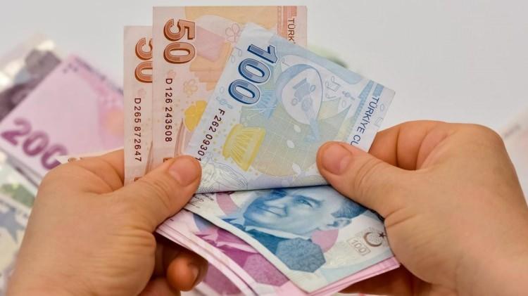 <p>Halen kredi almaya devam edenlerde yaklaşık 9.6 milyar, geri ödemesi devam eden borçlularda yaklaşık 17.4 milyar lira borç silinecek.</p>
