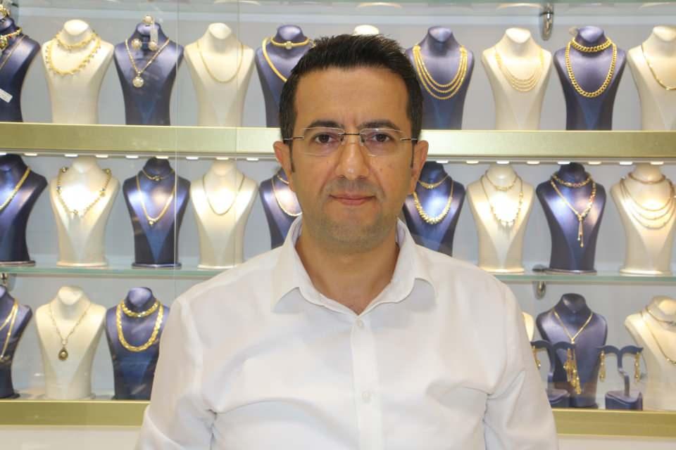 <p>Bununla da kalmayıp Avrupa’ya da gönderiyoruz” diye konuştu.<br />
İşleme ustalarının kuyumcular ve müşteriler için gece gündüz demeden çalıştığını söyleyen Ay, “Bulunduğumuz mevki, turizmin en yoğun olduğu ilçelerden biridir. İşlerimiz yoğun olduğu için atölyelerimiz de genelde bu civarlarda bulunuyor. </p>
