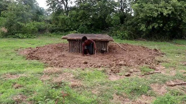 <p>YouTube'da "Primitive Survival Tool" isimli kanalı olan genç adamlar, sadece doğadaki malzemelerle yer altı evlerinin etrafına havuz yaptı. Çamur ve taşları kullanarak havuz yapan adamlar, son olarak havuzun keyfini çıkardı</p>
<p> </p>