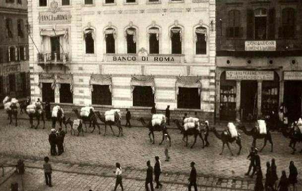 <p><strong>1924 / İzmir'de deve kervanı</strong><br />
 <br />
Sırtlarında yüklerle Anadolu'dan yola çıkıp İzmir'in limanlarına yüklerini boşaltmak için ilerleyen develer.</p>
