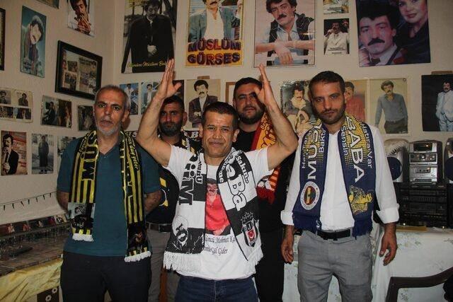 <p><span style="color:#000000"><strong>"Hakkı Bulut bu sözlerle bizim gönlümüzü öyle bir kırdı ki..." diyerek sözlerine başlayan Bornova'da bulunan ve Müslüm Baba Arşiv Evinde toplanan Müslümcülerden Mehmet Kara, Celal Demir, Barış Balcı, Hüseyin Göztepe ve Burak Karakaya ünlü sanatçıyı yerden yere vurdu. </strong></span></p>