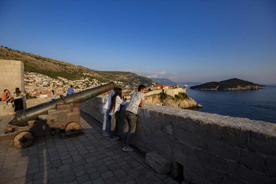 <p><strong> Game of Thrones'a ev sahipliği yaptı</strong></p>

<p>Dubrovnik, dünya genelinde izlenme rekorları kıran Game of Thrones dizisine ev sahipliği yapan mekanlardan biri olmasıyla dikkatleri daha da üzerine çekti.</p>
