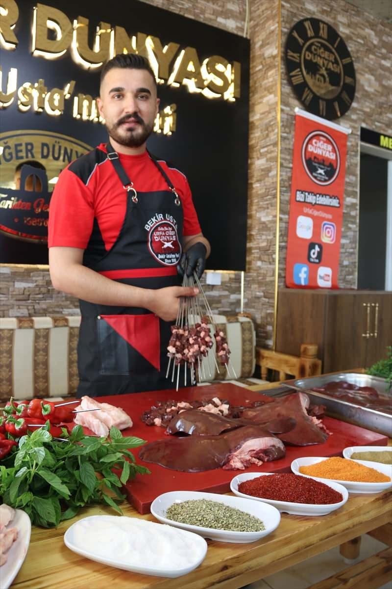 <p>Suat Dirlik de birçok kenti gezdiğini ve ciğer yediğini belirterek, "Kimse demesin ciğer Diyarbakır veya başka bir ilindir, ciğer Şanlıurfa'nındır. Ciğerin merkezi Şanlıurfa'dır." ifadelerini kullandı.</p>
