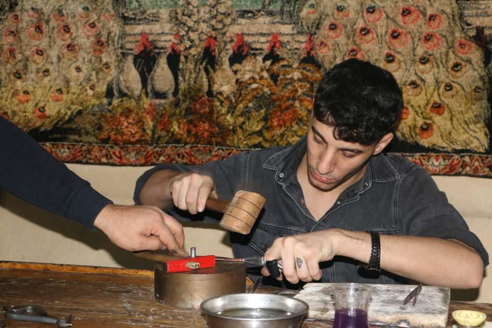 <p>Asırlardır kuyumculuk mesleğinde makineye girmemiş el sanatlarından biri olarak gösterilen hasır bilezik; gerdanlık, küpe ve yüzükten oluşan bir takı setiyle kullanılıyor. Diyarbakır hasırı, dünyada birçok ülkeye de ihraç ediliyor.</p>
<p> </p>