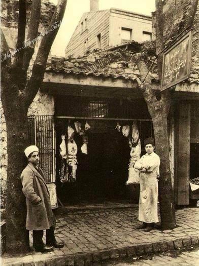 <p><strong>1923 - Kasap dükkanı</strong></p>

<p>Bu fotoğraf arşive kaydedilirken kenarına sadece ''İstanbul'da bir kasap dükkânı'' yazısı iliştirilmiş. Sol taraftan kadraja giren medrese öğrencisi, arkada çengellere asılmış etler ve poz veren kasap.</p>
