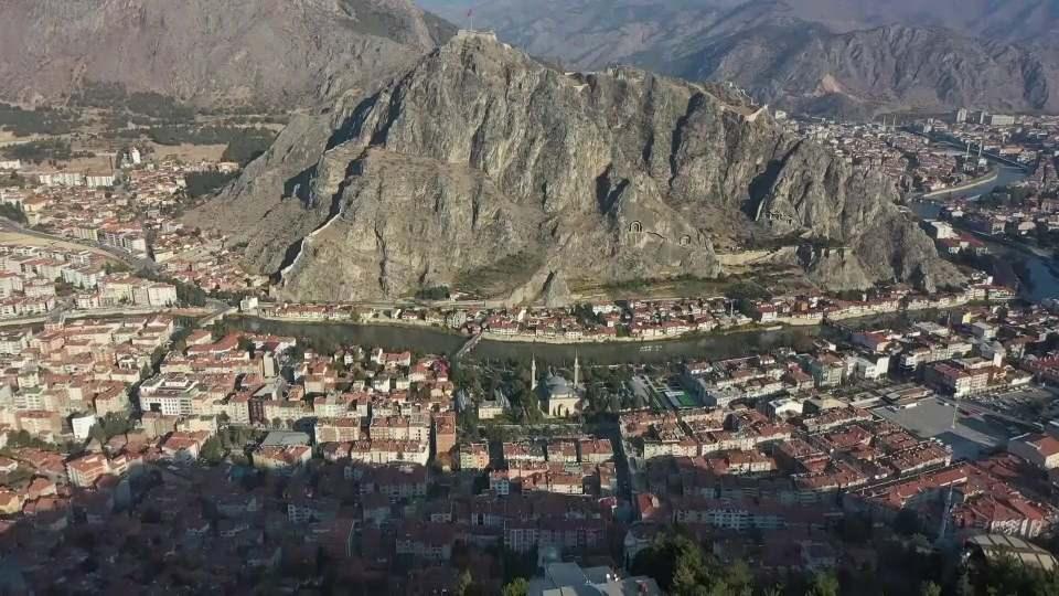 <div>Süper kıtayı merak edenleri Yeşilırmak’ın gerdanlık gibi süslediği Anadolu’nun Venedik’i Amasya’ya davet eden Sarı, “Zaten o günleri görme şansımız yok.</div>