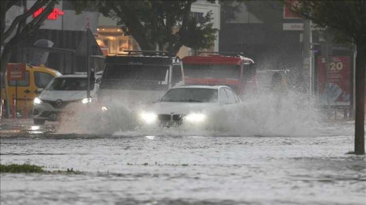 <p>Marmara ve Karadeniz'in batısındaysa kuuvetli rüzgar etkili olacak.</p>