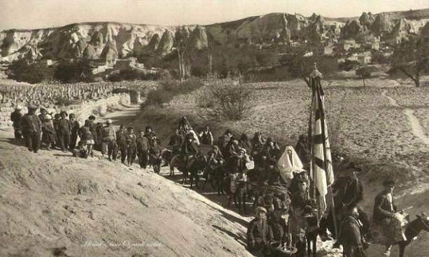 <p><strong>1929 / Peri düğünü</strong><br />
<br />
Üçhisarlı damat elindeki düğün bayrağı ve gelin alayı eşliğinde gelinin köyü Kapadokya'dan geçiyorlar.</p>
