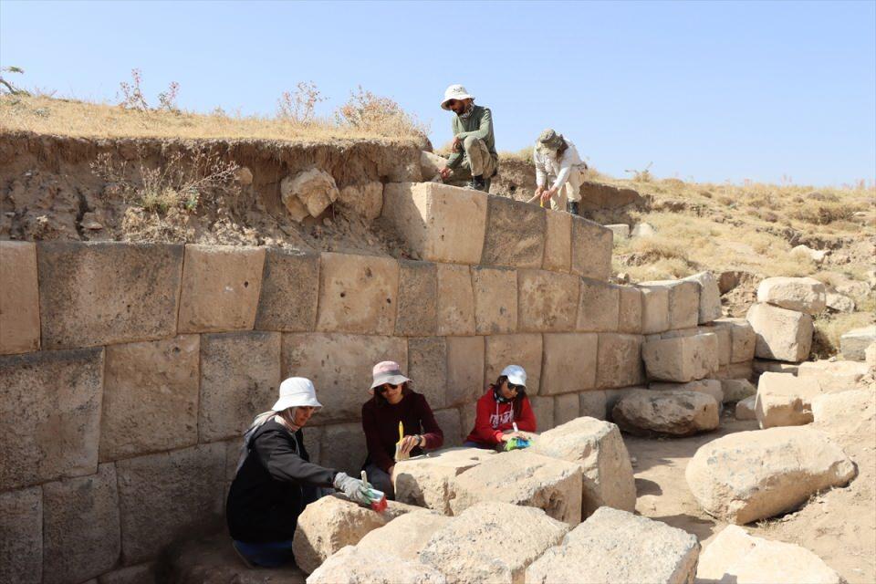 <p>Van'ın Erciş ilçesinde yaklaşık 270 hektar alanda bulunan ızgara planlı antik kent kalıntısında, 4 metre 25 santimetre genişliğinde ve 6 metre yüksekliğinde kale duvarı ortaya çıkarıldı.</p>

<p> </p>
