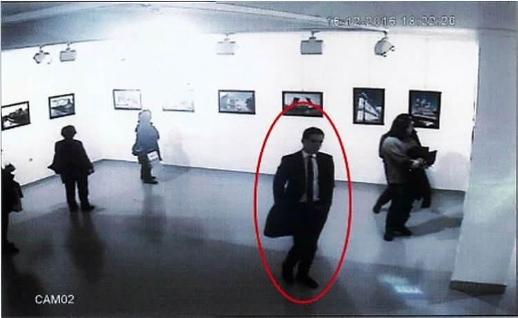 <p>6 YILDIR FİRARDA</p>
<p>Bylock kullanıcısı olan Bozkurt, 26 Temmuz 2016'da İstanbul Atatürk Havalimanı'ndan yurt dışına kaçtı. Eşi ve çocukları da 15 gün sonra firari Bozkurt'un peşinden gitti. İstanbul Cumhuriyet Başsavcılığı Terör ve Örgütlü Suçlar Bürosu savcısı Gökhan Boydak'ın yürüttüğü 2017/98464 sayılı FETÖ soruşturmasından şüpheli olan Bozkurt hakkında, o dönem İstanbul 2. Sulh Ceza hakimi Nusret Alper Pazarcıkcı tarafından verilen yakalama kararı bulunuyor.</p>