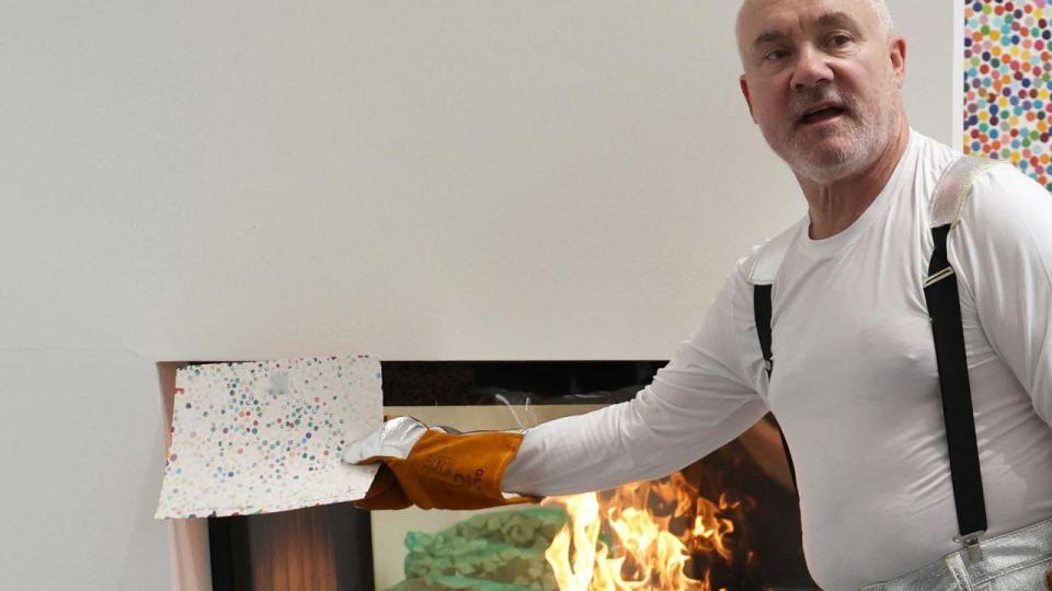 <p>İngiliz sanatçı, milyonluk eserlerini yaktı. İngiltere'nin en zengin sanatçılarından Damien Hirst eserlerinin dijital hali satıldığı için fiziki asıllarını yok etti. Eserlerini hem NFT hem de fiziki halleriyle satışa sundu. Satın alınan NFT eserlerinin fiziki hallerini ateşe verdi.</p>
<p> </p>
<p> </p>