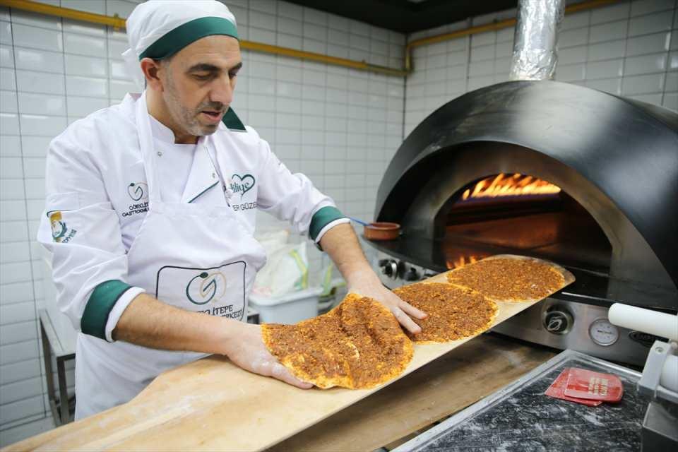 <p>Tescilli Urfa lahmacununa konulan isot ve domates salçasının kente özgü lezzetleri olduğunu ifade eden Kulak, "Kuru soğan ve isotumuz ve frenk suyumuz (domates salçası) ile bizim zırhta çekilen kuzu etimiz harmanlandıktan sonra harika bir lezzet oluşuyor lahmacunumuzda. </p>
