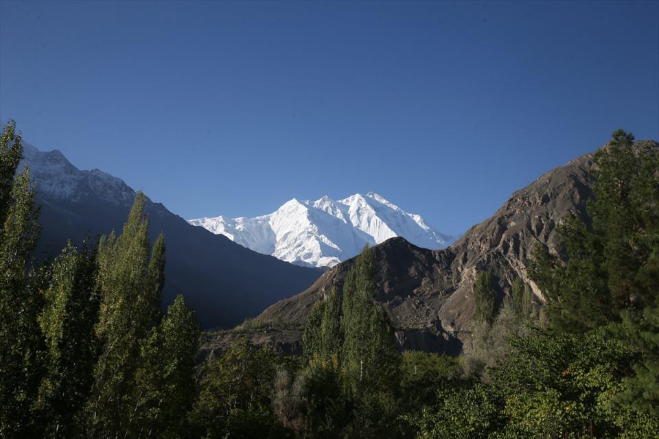 <p><strong>Pamirler</strong></p>

<p>Bölgede sayıları bilinmese de Pamirler de bulunuyor. Yukarı Hunza bölgesinde yaşayan Pamirler, kendilerine has giyim şekli, şapkaları ve kullandığı dil ile ayırt edilebiliyor.</p>

<p>Hunzalılar, Pamirlerin, Çin sınırına yakın Kuksal üzerinden Afganistan'a bağlı Vakhan Koridoru'nu kullanarak Tacikistan'a gittiklerini ve Tibet öküzü (yak), at ve eşeklerle yapılan bu yolculuğun 3 haftadan fazla sürdüğünü belirtiyor.</p>
