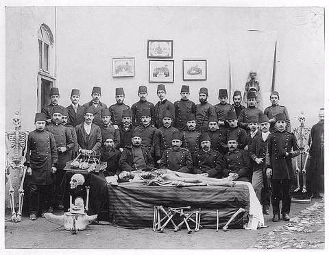 <p><strong>1840 sonrası</strong></p>
<p>Osmanlı'da Tıbbiye Öğrencileri</p>