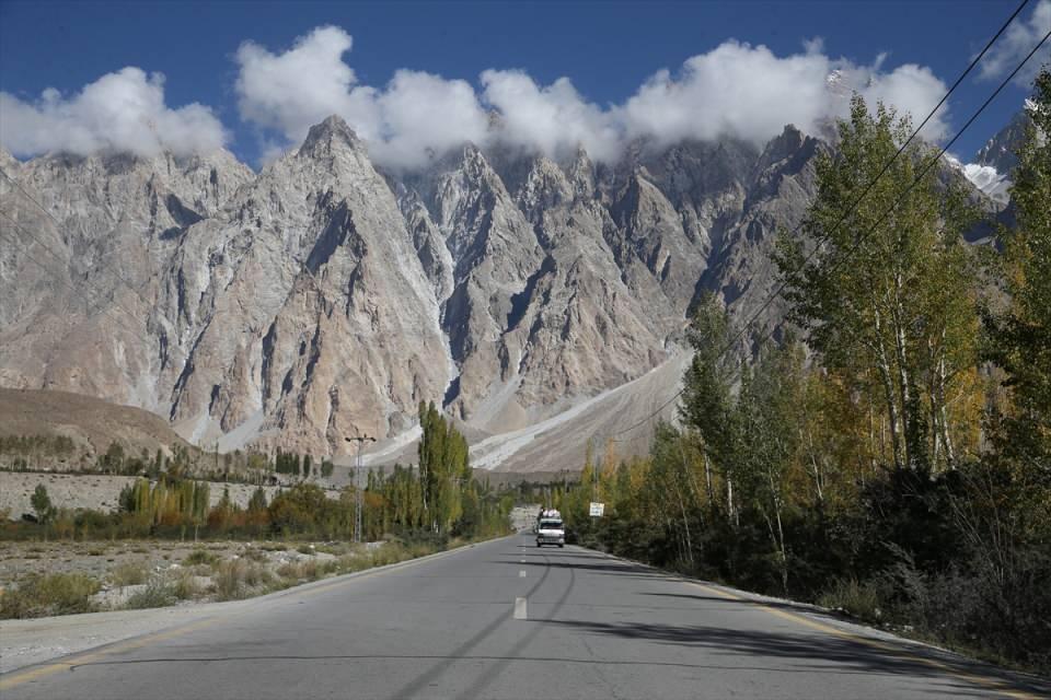 <p>Vadiye hakim bir noktaya konuşlu kale, günümüzde yerli ve yabancı ziyaretçilere açık durumda.</p>
<p>Kalenin pencerelerinden Hunza Vadisi, tüm ihtişamıyla gözler önüne seriliyor.</p>
<p>Kale çevresindeki yerleşim yerleri, yetkililerce koruma altına alınmış durumda. Bölgeye gelen ziyaretçiler, kale çevresinde geleneksel kıyafetleriyle yaşayan halkın günlük yaşamını yakından tanıma fırsatı buluyor.</p>
<p>Kale, 2004'ten bu yana UNESCO Dünya Mirası Geçici Listesi'nde yer alıyor.</p>