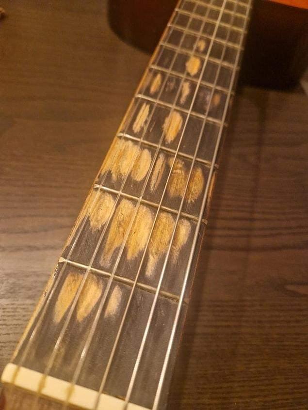 <p>Dededen kalma eski bir gitar</p>
