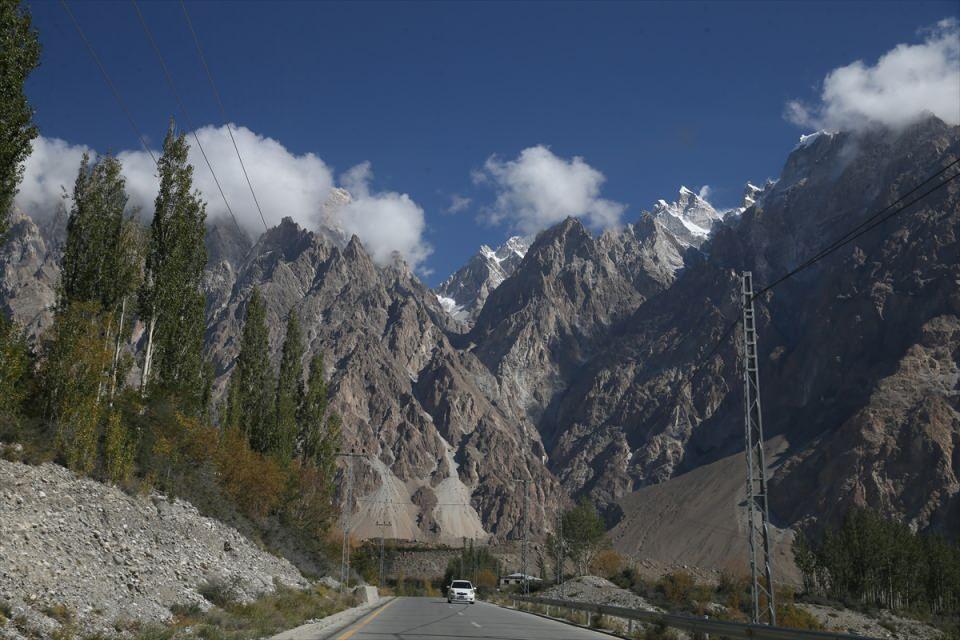 <p><strong>12 yıllık Attabad Gölü</strong></p>
<p>Hunza'ya 14 kilometre uzaklıkta 2010'da yaşanan heyelan sonrası oluşan Attabad Gölü'nün, günümüzde önemli bir turizm durağı haline geldiği görülüyor.</p>
<p>Heybetli dağların arasında turkuaz renkli suyuyla ziyaretçilere huzurlu anlar yaşatan Attabad Gölü, deniz seviyesinden 2 bin 560 metre yükseklikte bulunuyor.</p>
<p>Göl, 12 yıl önce oluşmasına rağmen şimdiden vadinin sembolleri arasında yerini almış durumda.</p>
