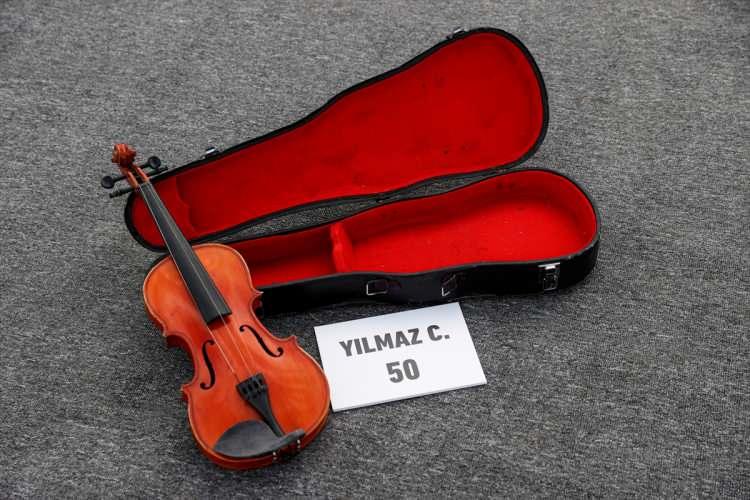 <p>Sağlık Bilimleri Üniversitesi Rektörü Prof. Dr. Cevdet Erdöl, etkinlikte yaptığı konuşmada, sigaranın zararlarına dikkati çekti.</p>
<p>Uyuşturucu bağımlılarının çoğunun, ilk olarak sigaraya başladığını belirten Erdöl, "Burada her gün kaybettiğimiz 350 kişiyi hatırlatmamız lazım. Tütün nasıl bir salgın? Kovid salgınını tüm dünya 2 yıl yaşadı. Tütünle kaybettiğimiz yılda 120 binin üzerinde. Tütün, Kovid'in verdiği zararın iki katından fazlasını bir yılda veriyor. Bu zararlı bir silah. Dünyanın gelmiş geçmiş belki de en büyük kitle imha silahıdır. Atom bombası dahi insanoğluna bu kadar zarar vermedi. Zehirle karşı karşıyayız. Bunun farkında mıyız, farkında olanlar da olmayanlar da var." diye konuştu.</p>