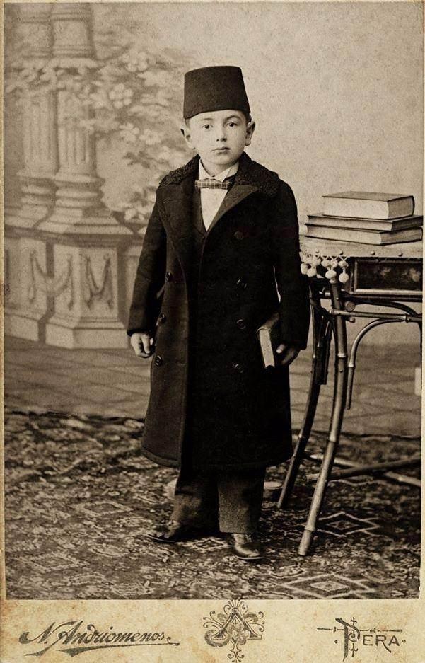 <p>1895 - Pera'da Minik Bir Öğrenci</p>
