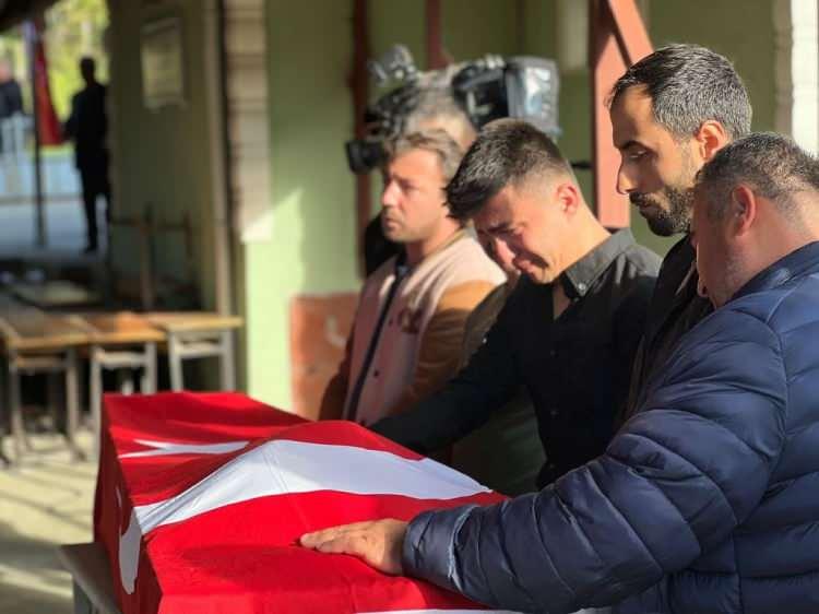 <p>Namazın ardından bir konuşma yapan Cumhurbaşkanı Erdoğan, “Şu anda musallada bulunan Rahman kardeşimizi Hakka uğurluyoruz. Rabbimize hamdolsun ki kendileri inşallah şehadet makamına ulaşmak suretiyle Rabbimizin sevgili habibine komşu oluyorlar” dedi. Kazada hayatlarını kaybedenlerin cenazelerine kısa sürede ulaşıldığını anlatan Erdoğan, "Dün akşamdan bu yana 24 saati bulmadan neticeye varmış olmamız bizleri bu noktada rahatlattı. Çünkü Soma’da biliyorsunuz çok uzun sürdü. Ama burada 24 saati bile bulmadan 41 şehidimize hamdolsun ulaştık. Tabii yaralılarımız var, onların takipçisiyiz. Bütün kardeşlerimizin aileleri bizlere mirastır ve bu miraslara bizler devlet olarak sahip çıkacağız" diye konuştu.</p>
