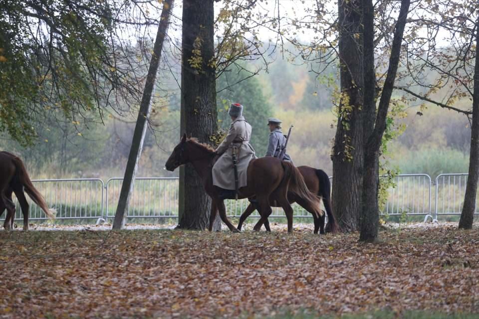 <p> Askeri ve tarihi kulüpler tarafından düzenlenen etkinlikte, dönemin şartlarına uygun olarak kullanılan kıyafetler ve eşyalar ile savaş sahneleri canlandırıldı.</p>