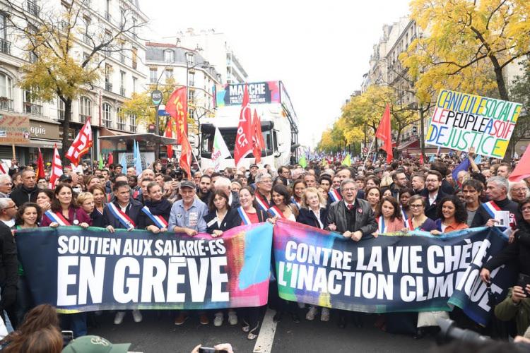 <p>Fransa’da başta başkent Paris olmak üzere birçok kentte halk, hayat pahalılığını protesto etmek için sokaklara döküldü. </p>
