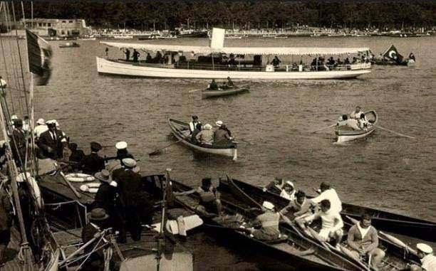 <p><strong>1929 / Beykoz açıkları</strong><br />
<br />
Türkiye Büyük Millet Meclisi Başkanı Kazım Özalp Paşa imparatorluk dönemi tenezzüh kıyılarının modernleştirilmesiyle inşa edilen bir tekneyle kıyı yarışlarını izlemeye geliyor.</p>
