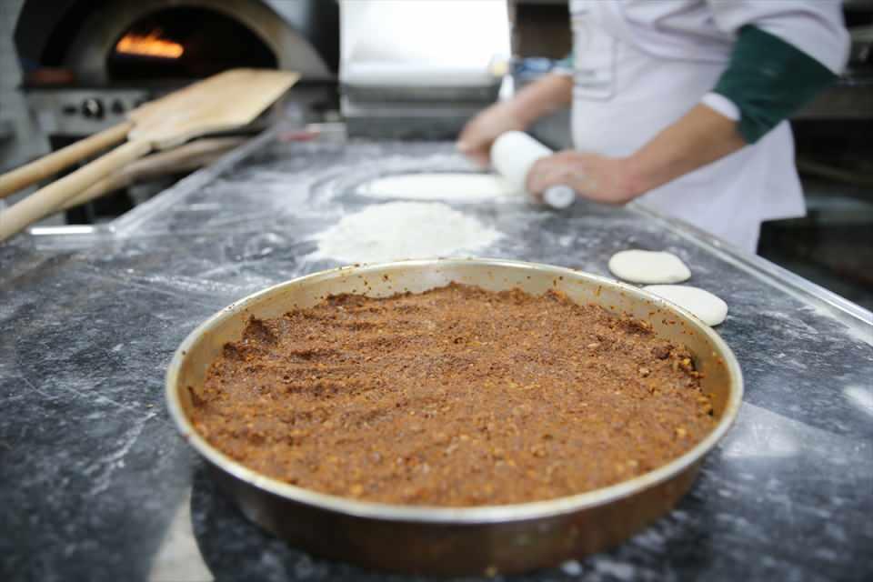 <p>Lahmacun salonu işletmecisi Enes Balkın ise Gaziantep lahmacunu yaptıklarını belirterek, "Antep lahmacununa konulan sarımsak, lahmacunu daha lezzetli hale getiriyor. Özellikle turistler, Antep lahmacununu tercih ediyor. Lahmacun, Gaziantep'in tescilli ürünü. Yani 1-0 öndeyiz." dedi.</p>

<p> </p>
