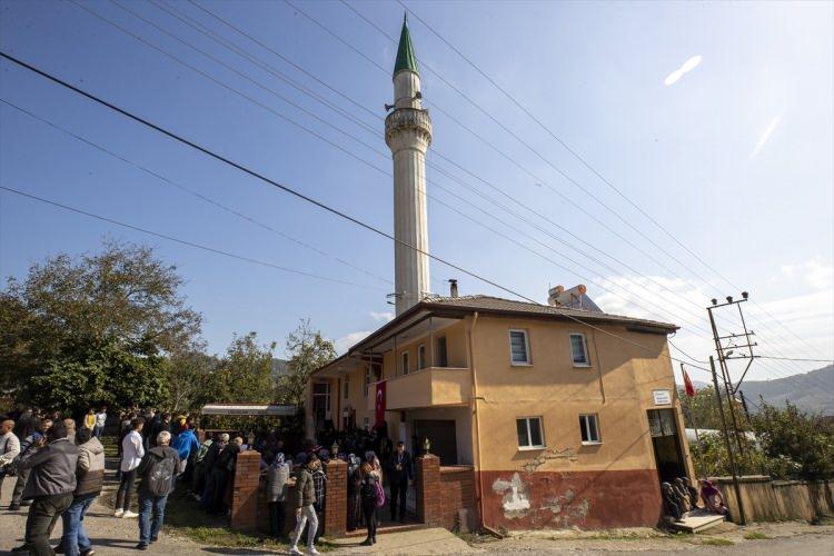 <p>Burada helallik alınmasının ardından maden işçisinin naaşı, cenaze namazının kılınacağı köy camisine taşındı. </p>
