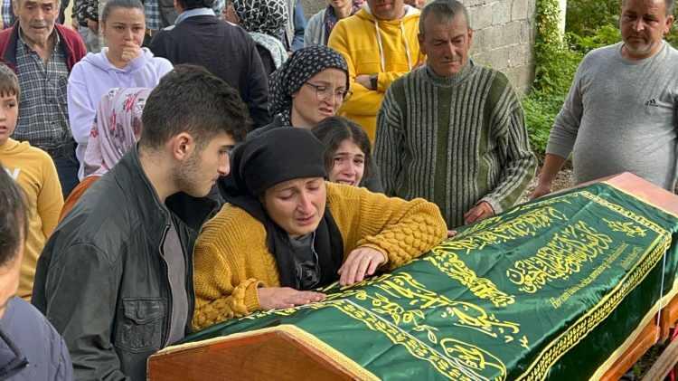 <p>Bartın'daki maden faciasında hayatını kaybeden 41 kişiden biri olan Mehmet Kara, Aydoğmuş köyünde defnedildi. </p>
